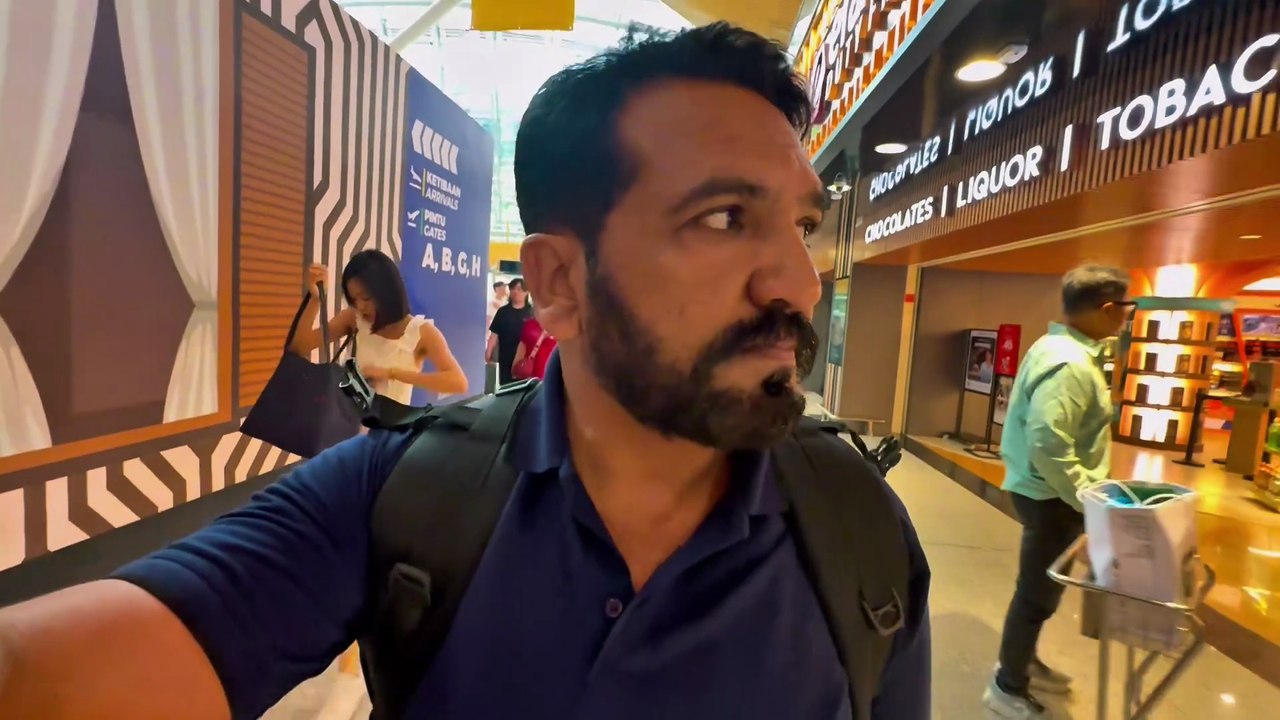 “ 10 سال بعد میں نے دوبارہ سولو بیک پیکنگ سفر شروع کرنے کا فیصلہ کیا۔  دو مہینے تک پلاننگ کی، مختلف ممالک کے ویزے لیے، فلائٹس اور ہوٹل بک کیے، لیکن ایئرپورٹ پر پیش آنے والے ایک واقعے نے میرے پورے سفر کو خطرے میں ڈال دیا۔  اس ویڈیو میں میں اپنی اس حقیقی کہ