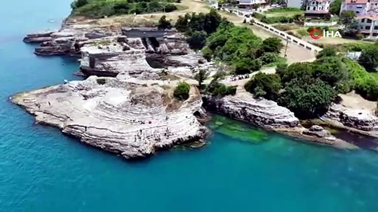Kerpe’de yaz hareketliliği başladı: Tatilciler kayalıklardan Karadeniz’e atladı