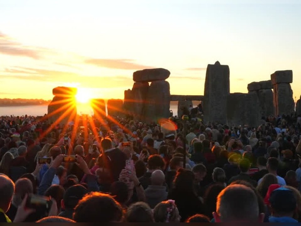 Sommersonnenwende: tausende besucher beim sonnenaufgang in stonehenge