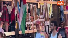 Trump, Rowling, Elon Musk, Netanyahu e Giulia Bongiorno a testa in giù su un carro del Pride di Roma