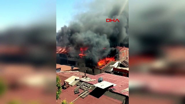 Sultangazi'de 4 katlı binanın çatısından yükselen alevler yandaki apartmana sıçradı