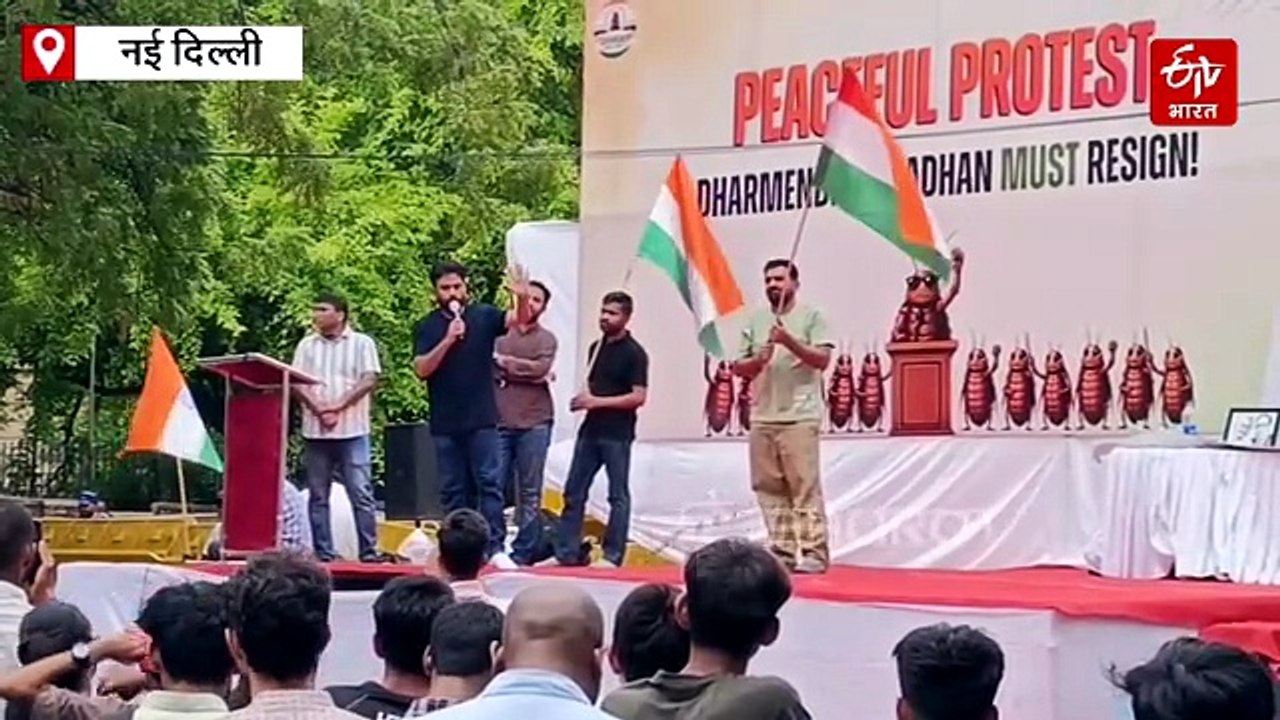 जंतर-मंतरवर 'कॉकरोच'चे दुसऱ्या दिवशीही आंदोलन स...