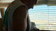 O Σάκης Κατσούλης νανουρίζει τον γιο του - Η συγκινητική ανάρτηση της Μαριαλένας Ρουμελιώτη