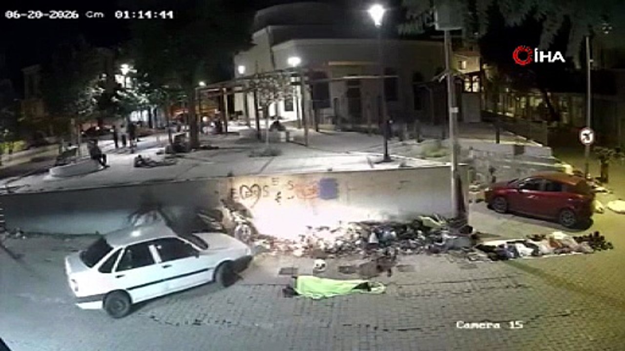 Kaldırımda Uyuyan Adamın Üzerinden Otomobil Geçti!