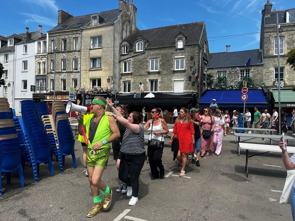 1 914 personnes font la chenille dans une ambiance survoltée à Cherbourg-en-Cotentin