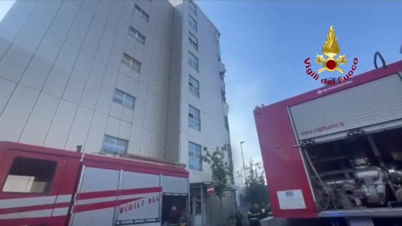 Incendio all'ospedale del Mare di Napoli, il lavoro dei vigili del fuoco