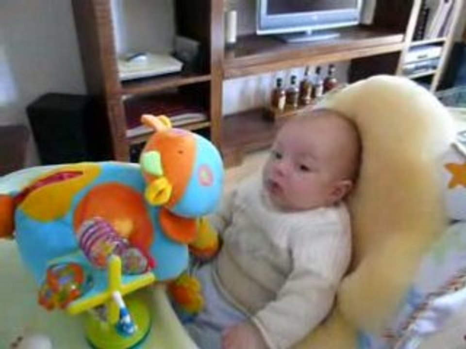 Margueritte, j'adoooore ta clochette (quatrième mois)