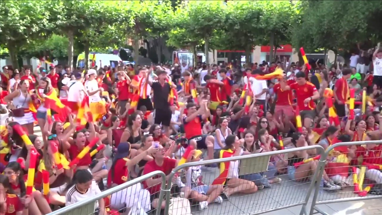 Los aficionados españoles de Madrid celebran su primera victoria en el Mundial a pesar de las temperaturas sofocantes