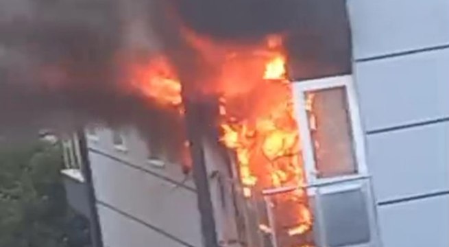 4 katlı binada yangında mahsur kalan 2 kişi itfaiye merdiveniyle kurtarıldı