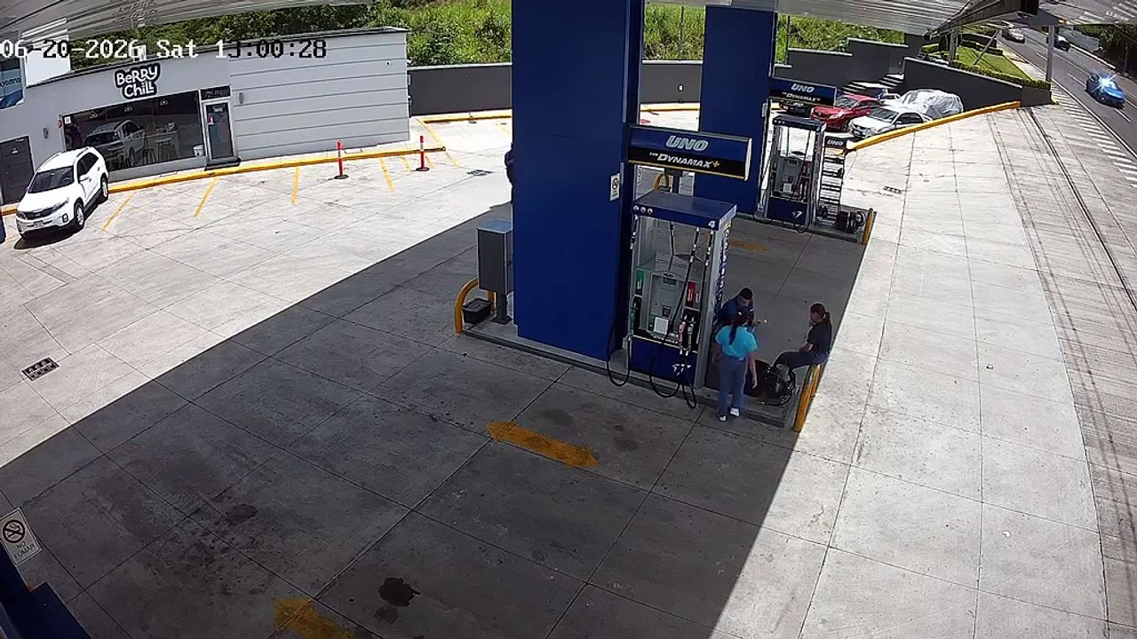 Conductor pierde el control y se estrella contra gasolinera en la capital