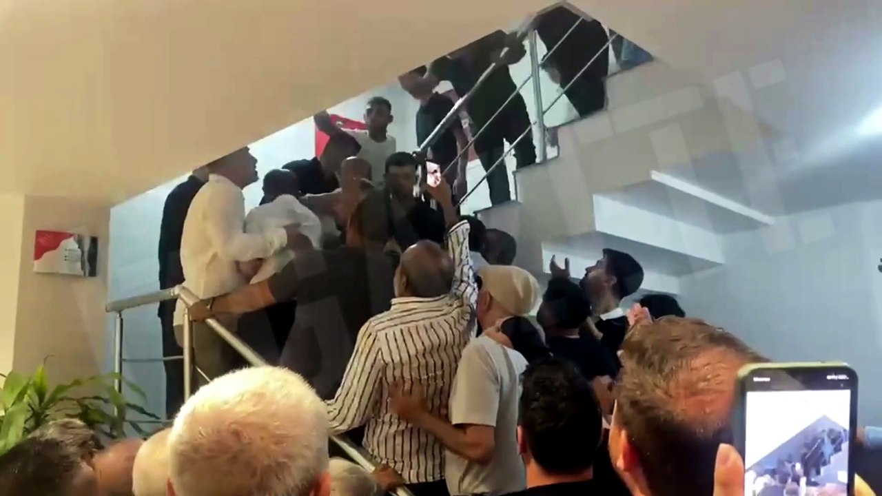 CHP İl Başkanı Utku Gümrükçü İzmir il binasına girdi: Binada gerginlik yaşandı
