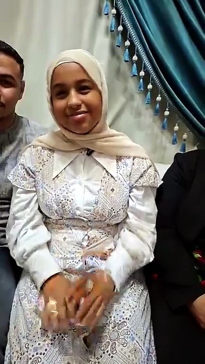 "المحافظ كلمنا وبيكينا من الفرحة".. لقاء مع "شيماء" الأولى على الشهادة الإعدادية بالسويس