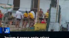 Jovem é preso após atirar para o alto e entregar arma para adolescente