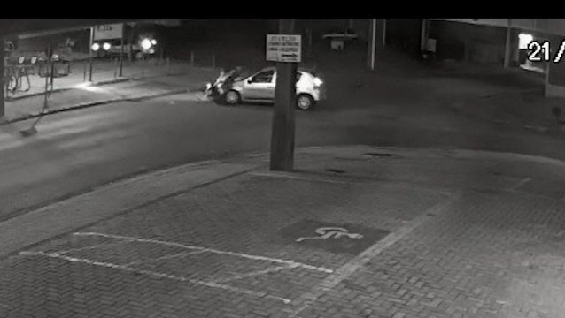 Câmeras de segurança registram grave colisão entre carro e moto na Rua Rio da Paz em Cascavel