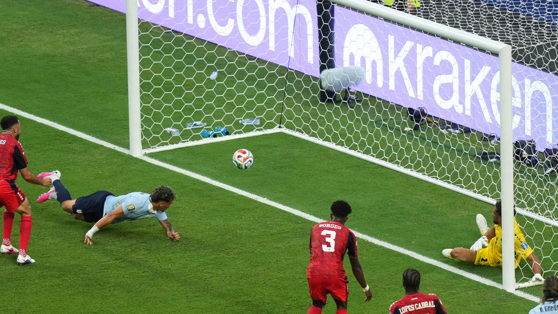 El debatible 'gol del calambre' de Uruguay a Cabo Verde: ¿ausencia de 'Fair Play' de Fede Viñas?