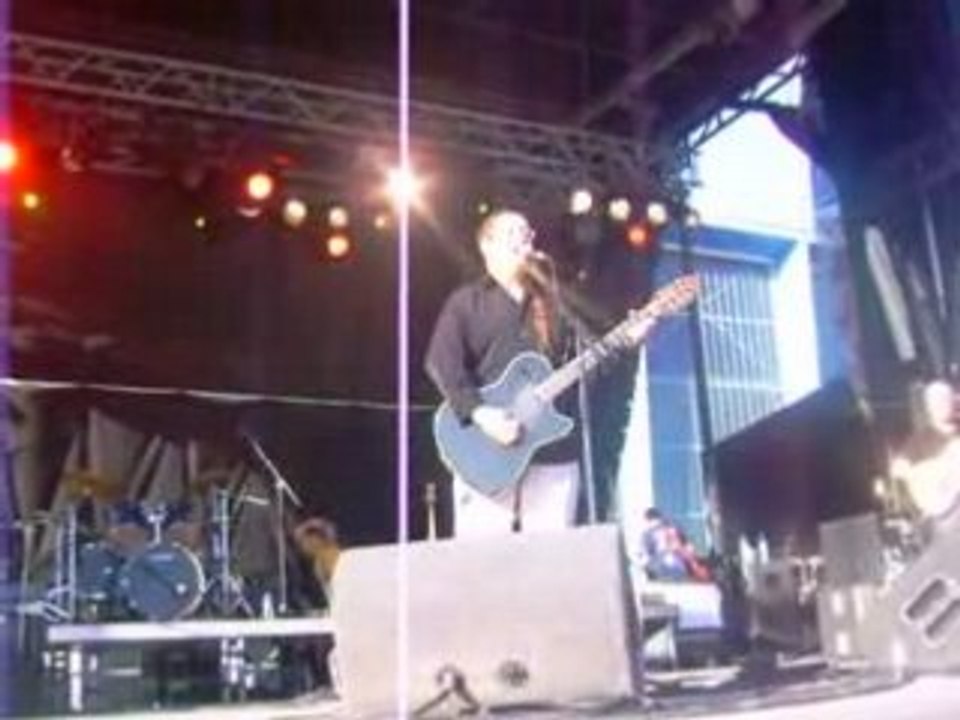 Idir sur la scène du Festival Y'a d'la Banlieue dans l'Air