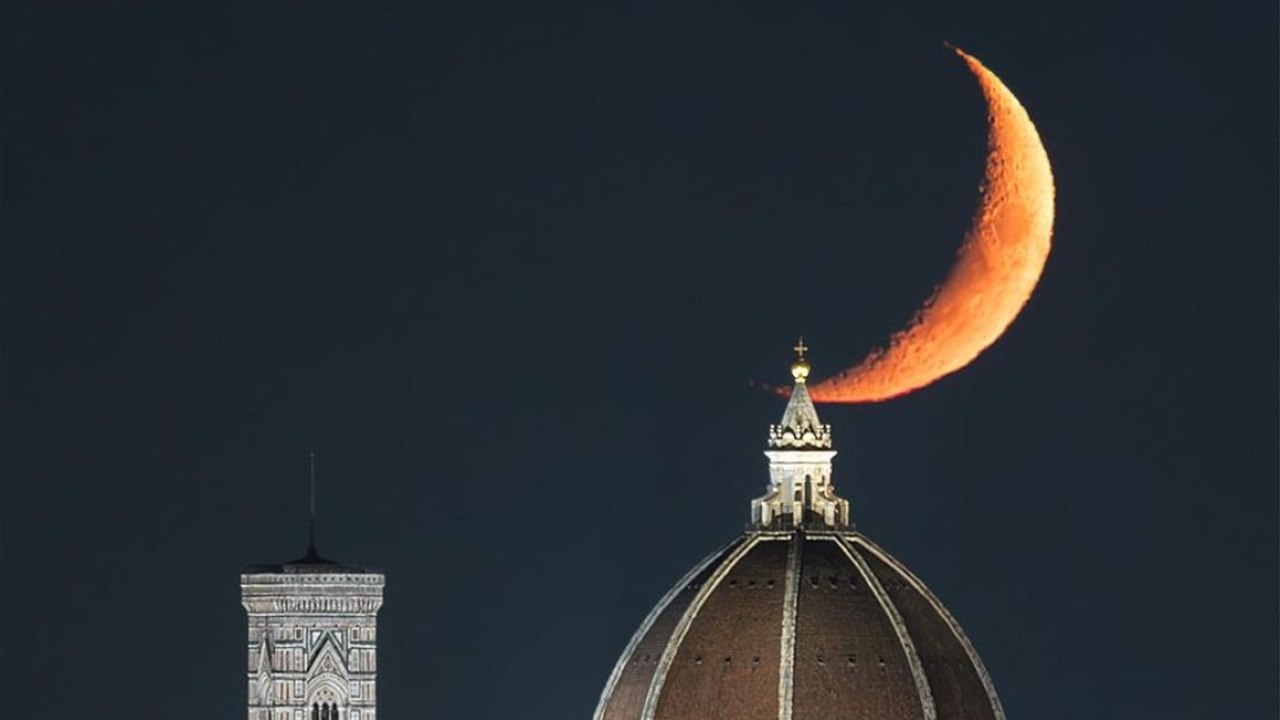 Firenze, la luna bacia la cupola del Duomo