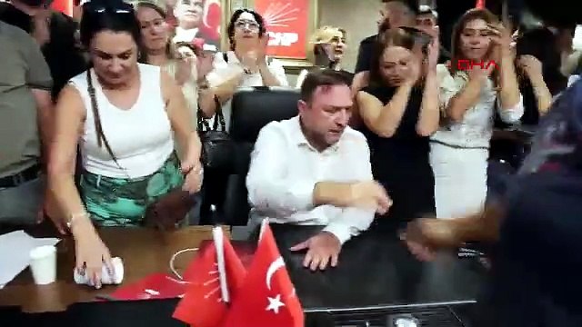 CHP İzmir'de gece yarısı arbedesi: ''Yakam paçam dağıldı'' diyen Utku Gümrükçü koltuğa oturdu