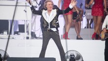 Rod Stewart interrumpió un concierto para usar un tanque de oxígeno tras casi desmayarse en el escenario