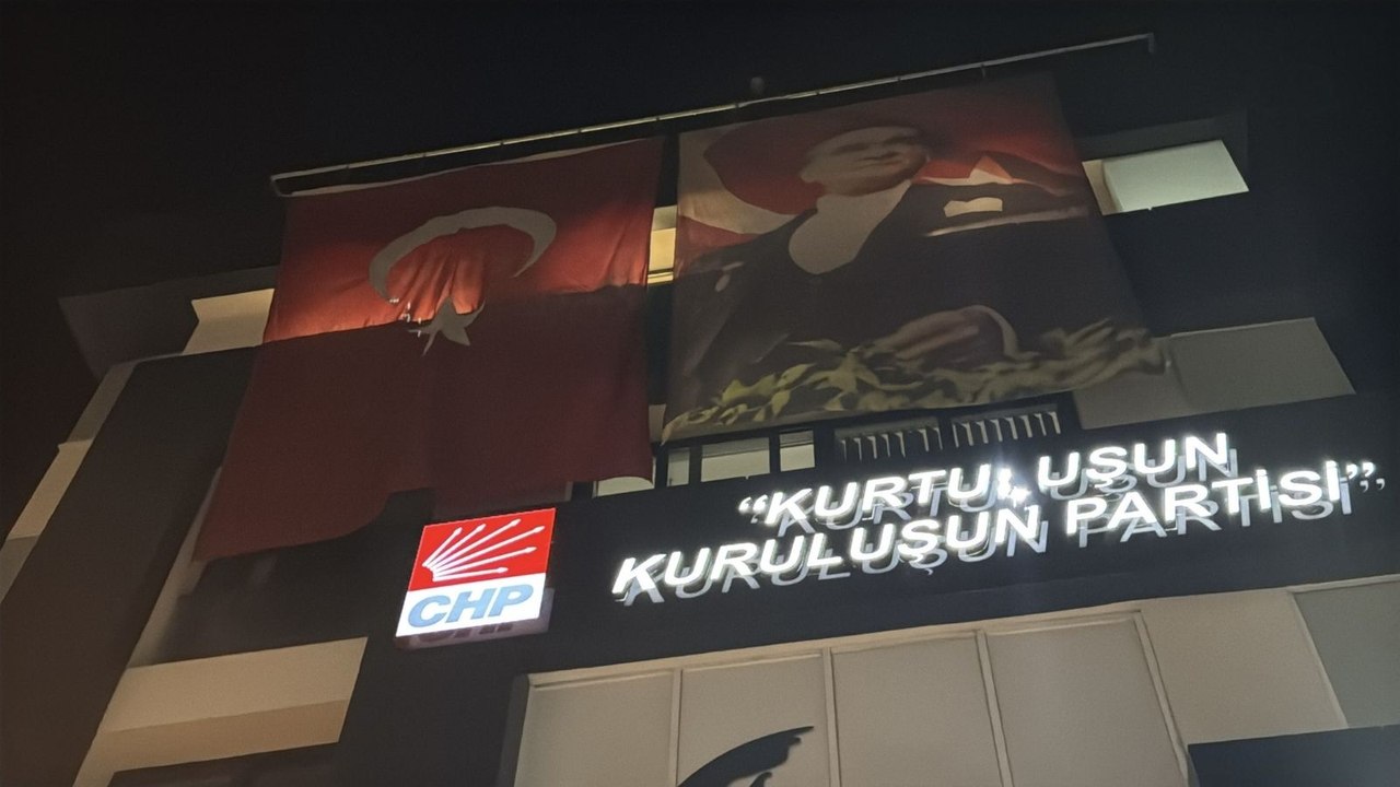 İzmir CHP İl Binası'nda gerginlik: Devir teslimin ardından Özgür Özel posterleri indirildi