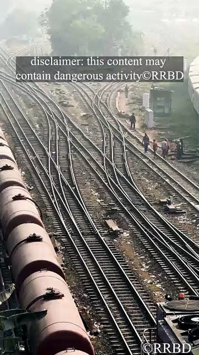 Train running like a snake!🚂🐍