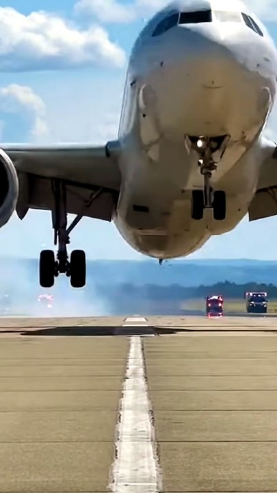 “Head-On Daylight Runway Slam   Emergency Response in Full Action” #EmergencyLanding #RunwayChaos #AirportResponse #HardLanding #AviationFootage