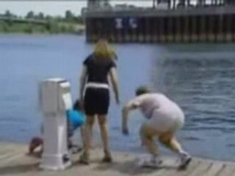 Un Monstre dans l'eau (caméra cachée) - Humour Gag