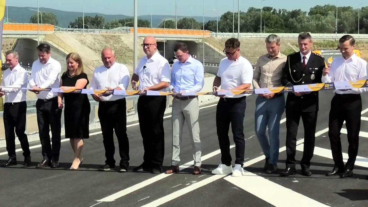 ZÁZNAM: NDS odovzdáva kompletnú križovatku D1 a D4 v rámci rozšírenej D1 pri Bratislave - strihanie pásky