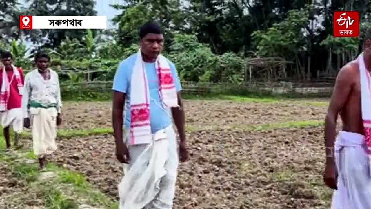 কৃষি পথাৰত চিৰাল ফাঁট, আকাশলৈ চাই বৰষুণ অপেক্ষা সৰুপথাৰৰ কৃষকৰ