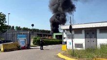 Incendio alla ricicleria di Baggio, fumo e fuoco nella piattaforma Amsa