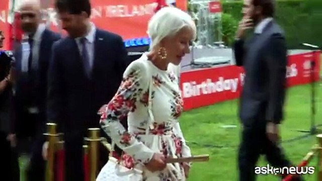 Helen Mirren è la Queen (anche) di Checco Zalone: «Posso dire di esserti amico»
