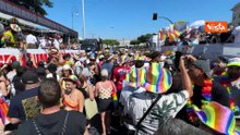'Maschera da cane con bandiera con l'immagine di un osso al Pride a Roma