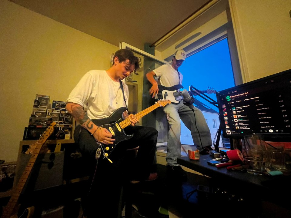À la guitare électrique, ils font vibrer leur quartier depuis leur balcon pour la Fête de la musique