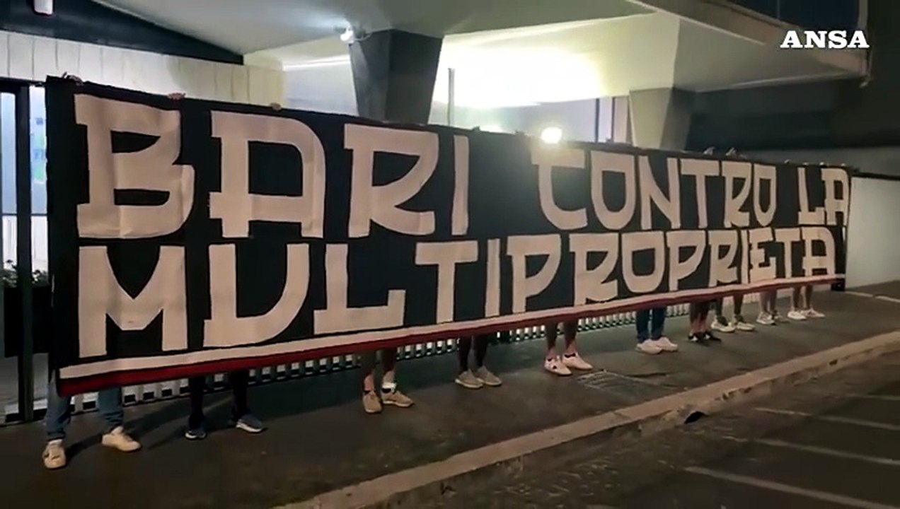 Calcio, striscione in via Allegri: "Bari contro la multiproprietà"