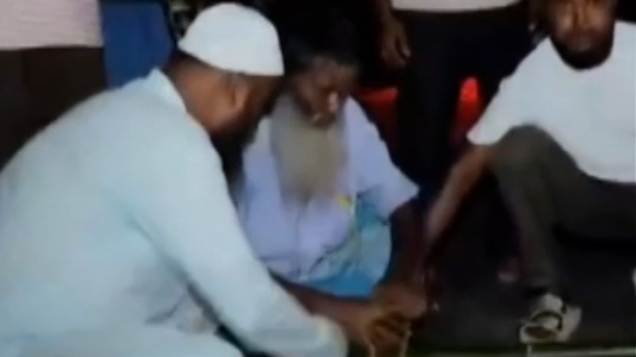 कंधा दिया, संस्कार भी कराए... असम के गांव ने दिया भाईचारे का संदेश