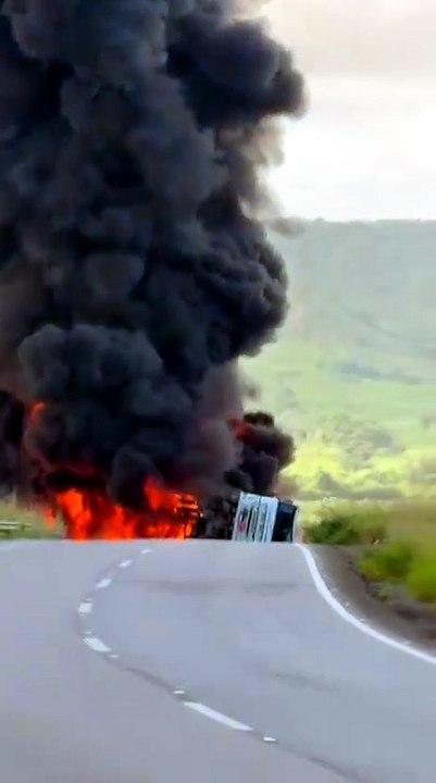 Caminhão-tanque explode e interdita BR-101