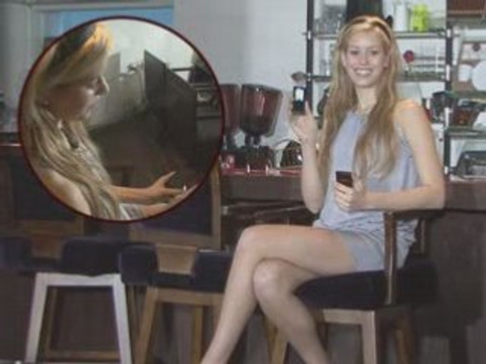 I Love Mini skirts! What's her MP3 Player?