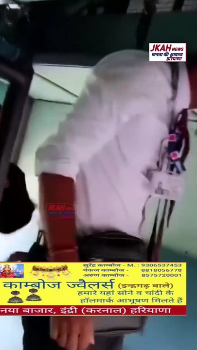 ट्रेन में टिकट जांच को लेकर एक महिला का TTE के साथ विवाद हो गया और महिला ने बहस के बाद उसी को पीटना शुरू कर दिया महिला को यह अधिकार किसने दिया कि वह जिसे चाहे उसे पीट सकती है आजकल बहुत वीडियो ऐसे सोशल मीडिया पर आ रहे हैं जहां महिला एकदम से आक्रामक होकर कि
