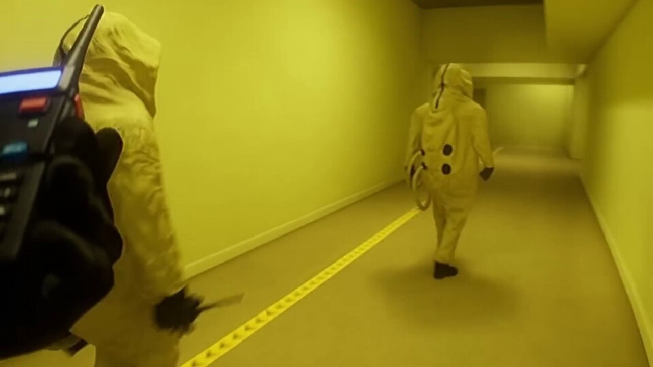The Complex: Expedition macht den Backrooms-Mythos zum verstörenden Horror-Trip durch die VHS-Linse