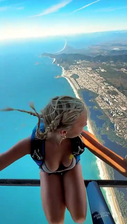 Callie Rounds plonge en parachute au-dessus des plages de Rio