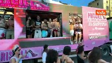 Il carro di Muccassassina con Priscilla e le drag queen sfila davanti al Colosseo al Pride di Roma
