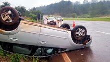 Mulher perde o controle e capota Fiesta na BR-163, em Cascavel