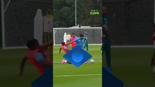 Endrick não perdoa e derruba Paquetá durante roda de bobinho em treino da Seleção nos EUA #shorts