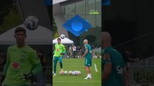 Lembrando os velhos tempos! Taffarel participa de roda de altinha com goleiros da Seleção #shorts