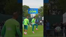 Lembrando os velhos tempos! Taffarel participa de roda de altinha com goleiros da Seleção