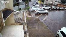 Câmera registra sequência de batidas em engavetamento com seis veículos no Centro de Cascavel