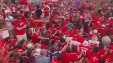 Brutal imagen de la afición de Noruega en Times Square