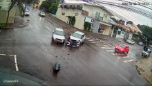 Vídeo mostra Kicks furando preferencial e atingindo Celta em Cascavel