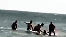 homem agride mulher e foge a nado em espanha