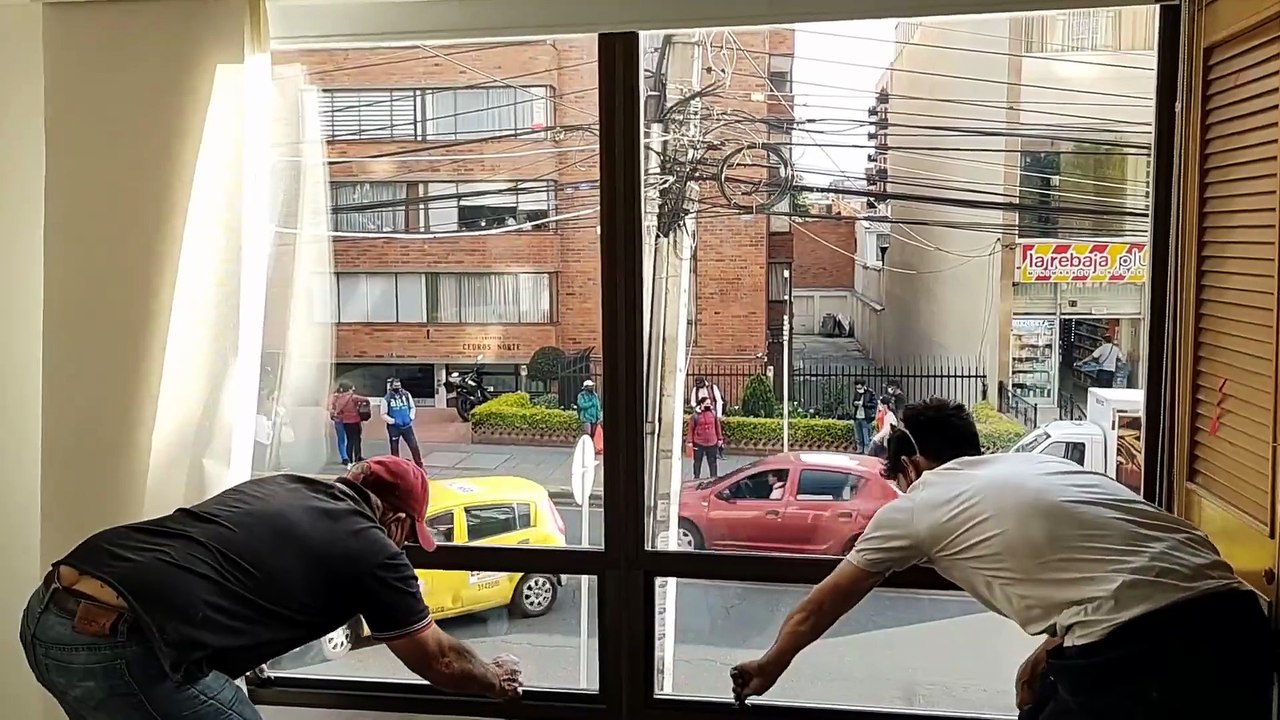 Ventanas batientes abiertas en Bogotá. Lo que entra por ahí no debería sorprenderte